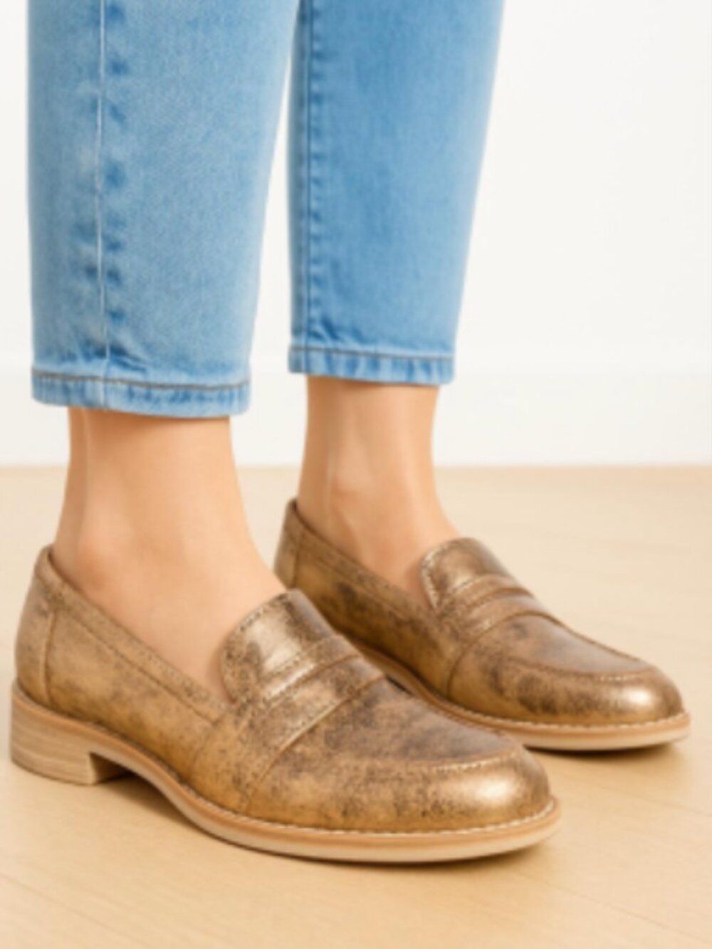 Stuart Weitzman Schooldays Gold Leather Loafers Size 8